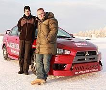 Axel Stein (r.) unterwegs auf Eis und Schnee mit Profi Uwe Nittel. Foto: Mitsubishi/auto-reporter.net